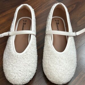 No Boundaries Kids Cream Fuzzy Slippers